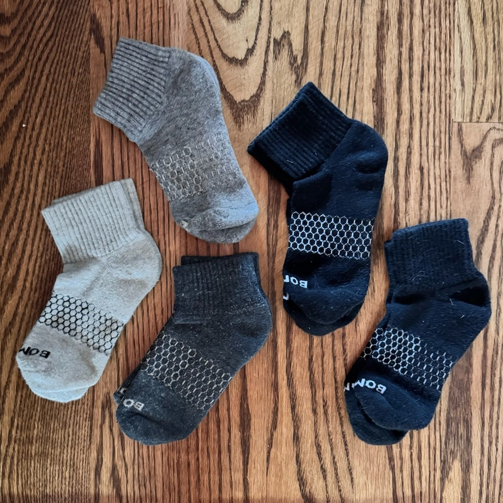 Bundle of 5 gray and black Bombas quarter socks